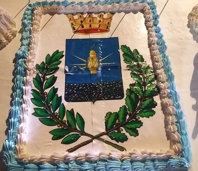 Carbonia compie 80 anni, festa in piazza con maxi torta da 4 mila porzioni