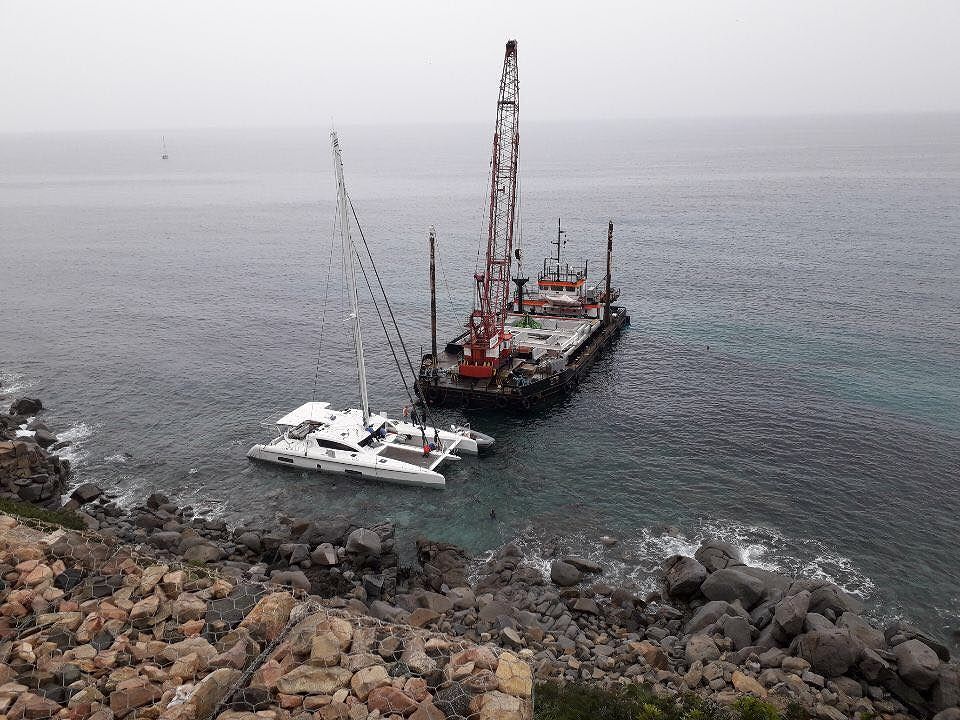 Cala Regina, lo spettacolare recupero del catamarano incagliato a causa del forte maestrale