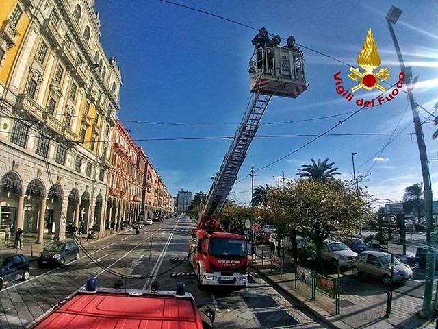 Cagliari, falsa partenza delle luminarie: un cavo elettrico si stacca in via Roma a causa del vento