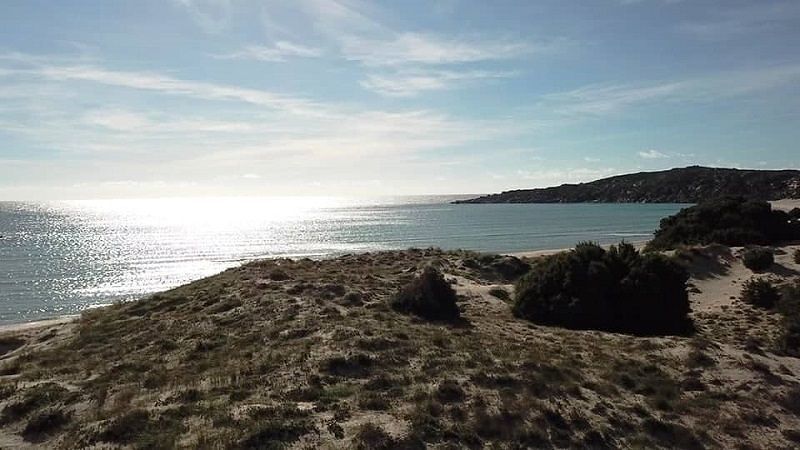 Chia, gli ecologisti comprano le dune davanti a Su Giudeu: “Salviamole dai costruttori arabi”