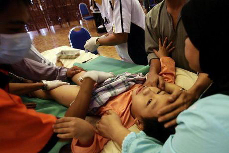 Italia, circoncisione rituale a due bambini in casa: uno muore e l’altro è grave