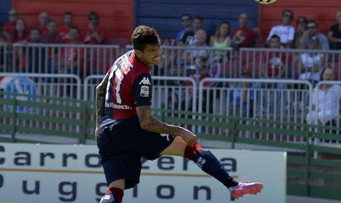 Il Cagliari batte il Genoa e sale a 20 punti, mezza salvezza in tasca: la decide Farias