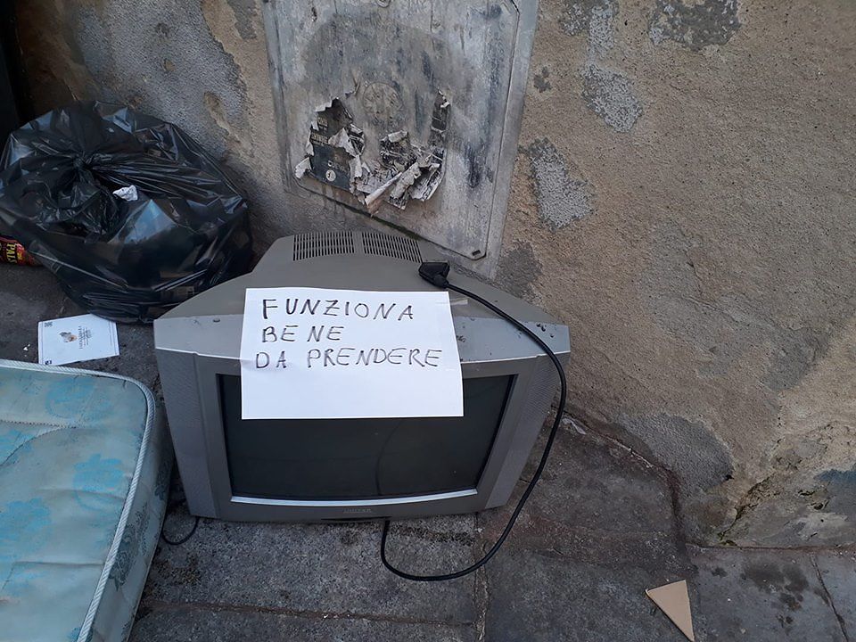 “La tv funziona bene, da prendere…”: la raccolta indifferenziata alla Marina diventa “social”