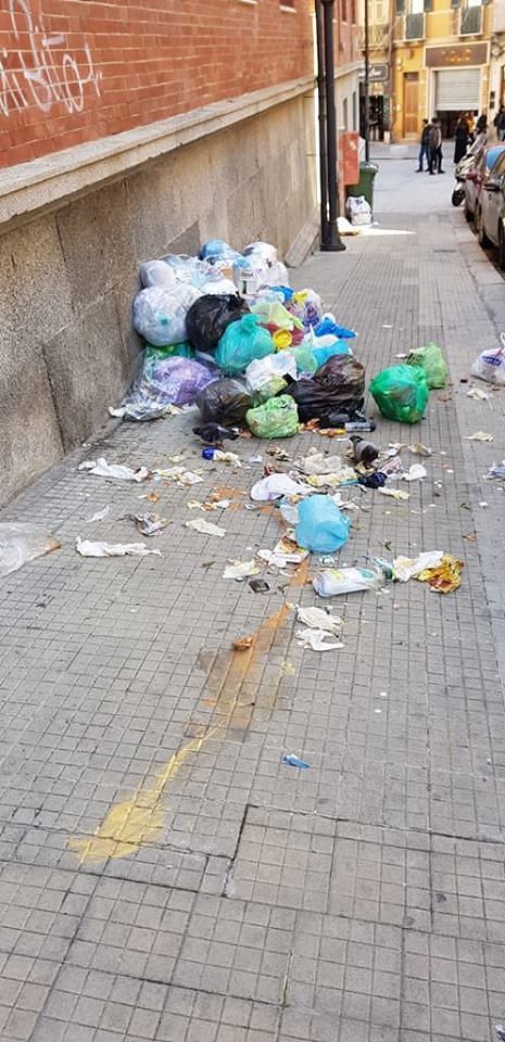 Inciviltà a Cagliari, cartolina da piazza Garibaldi: un letamaio di rifiuti dopo il sabato sera