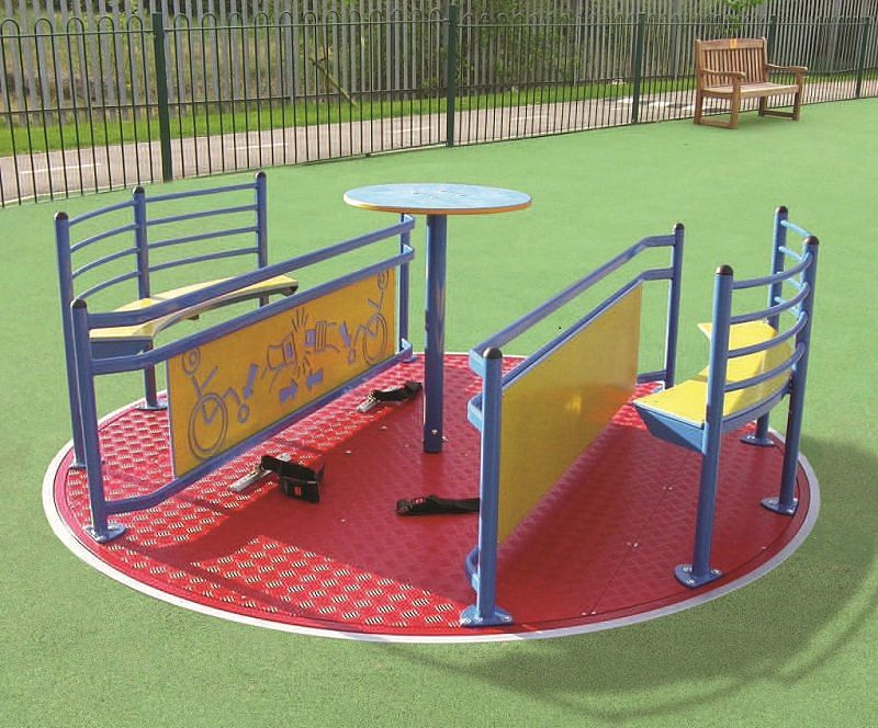 Cagliari, il cuore d’oro della onlus: donati al parco della Vetreria i giochi per i bimbi disabili