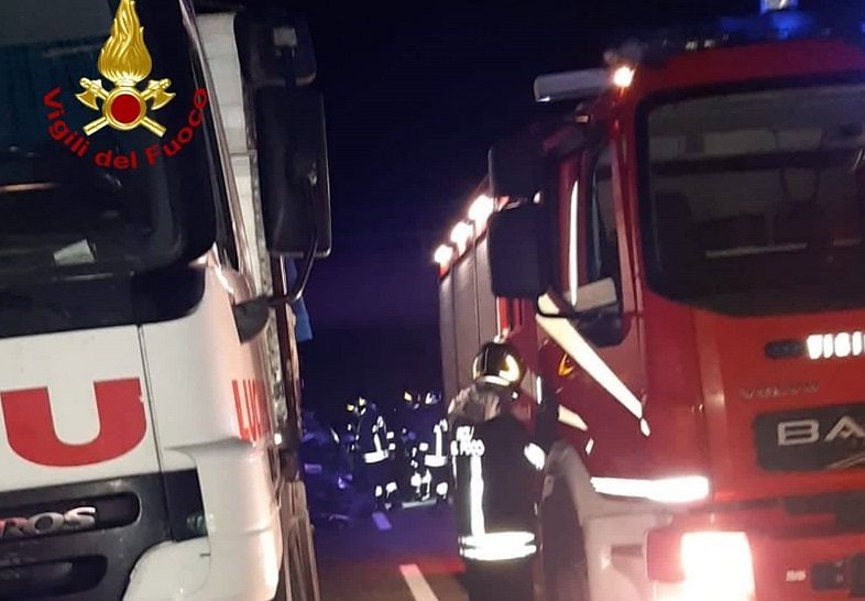 Incidente mortale sulla 130: indaga la polizia. Strada chiusa al traffico