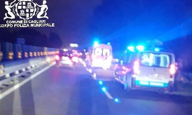 Cagliari, auto contro autocarro dei rifiuti: 3 feriti. Traffico in tilt sulla 131 dir