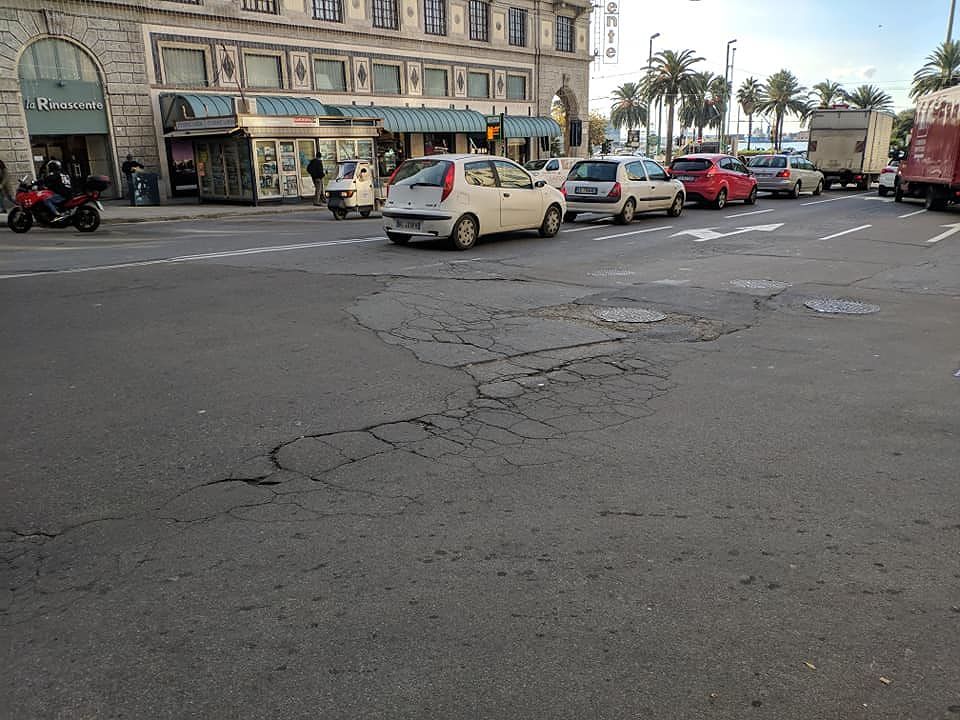 Cagliari, marciapiedi e strade ko: esplode la polemica in consiglio comunale