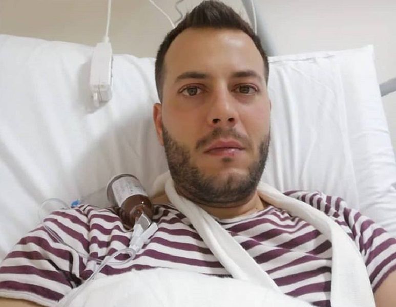 Cagliari, bus contro lo sportello aperto: 2 dita semiamputate a un giovane. “Non ero in doppia fila. Stavo parcheggiando”