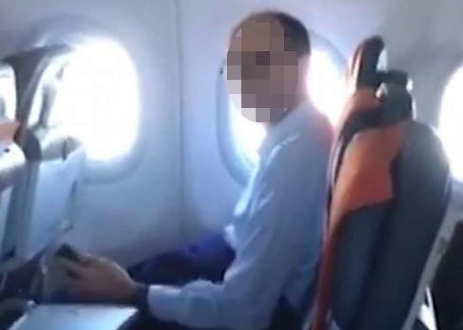 Si masturba in aereo, denunciato si giustifica: “Sono stressato”