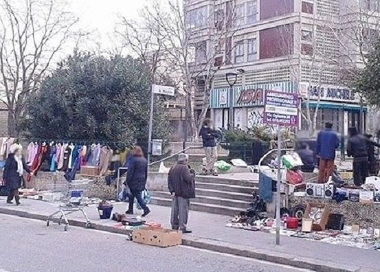 Cagliari, via gli ambulanti abusivi: mercatino di piazza San Michele sgomberato dopo una rissa