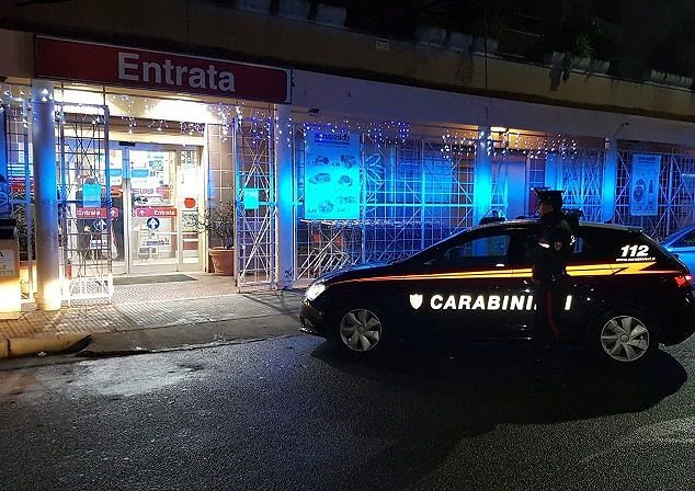 Paura a Monserrato, armati di coltello rapinano il supermercato: caccia ai malviventi