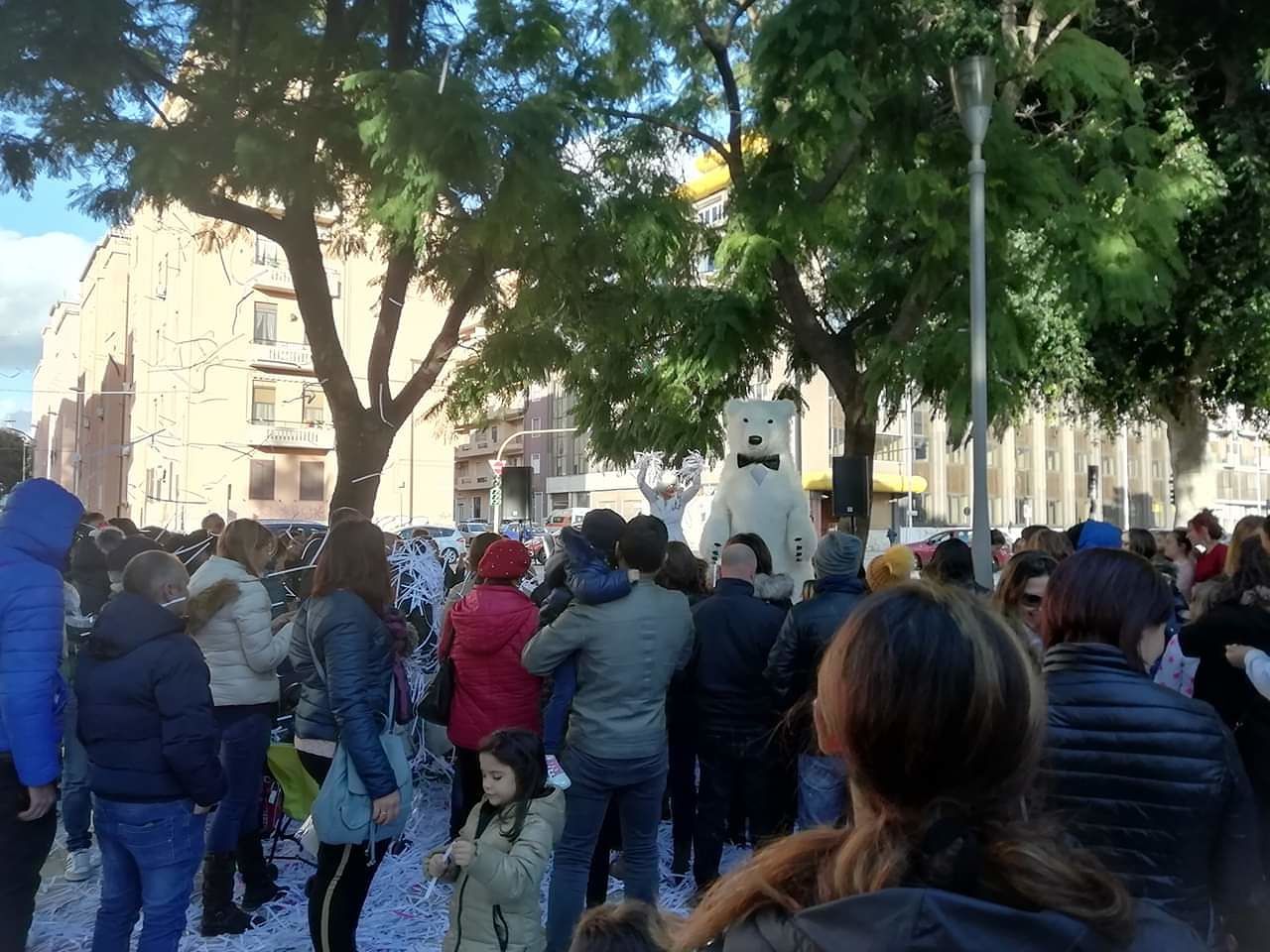 Cagliari, boom di bambini e famiglie in piazza Giovanni: ci sono l’orso Artik e lo spettacolo con le clave infuocate