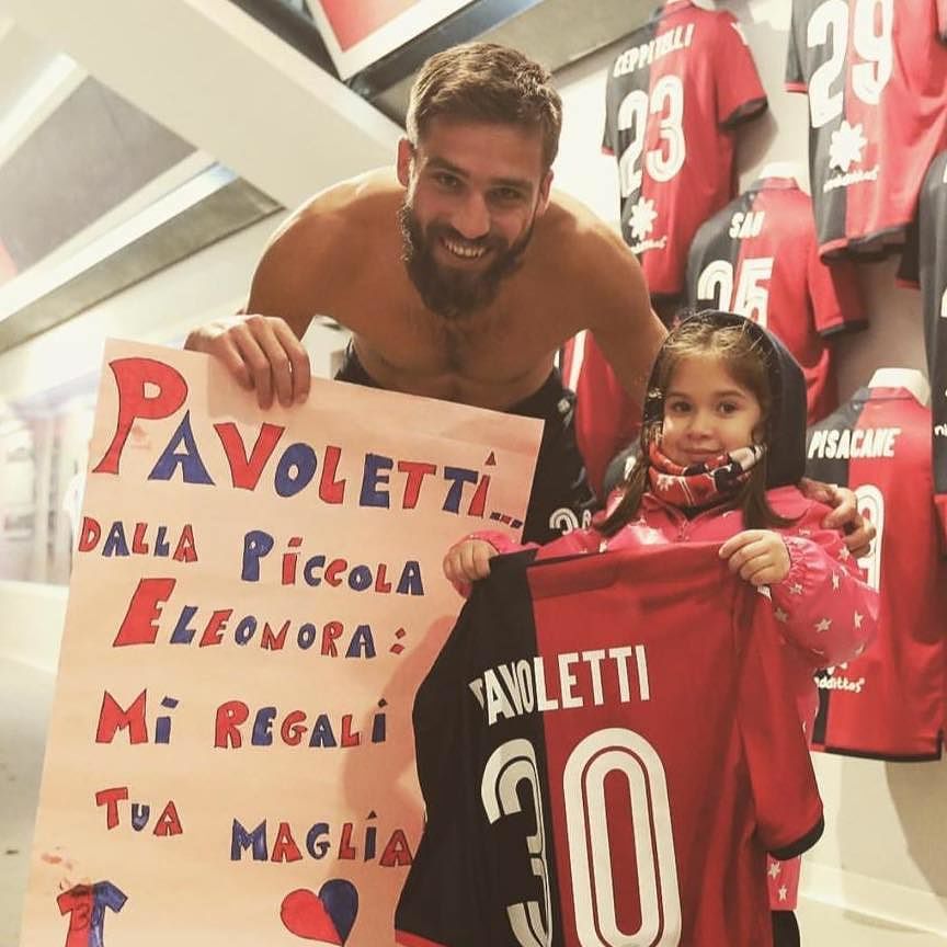 Il grande cuore di Pavoletti: la baby tifosa Eleonora chiede la maglia in regalo con un cartello, lui corre ad abbracciarla
