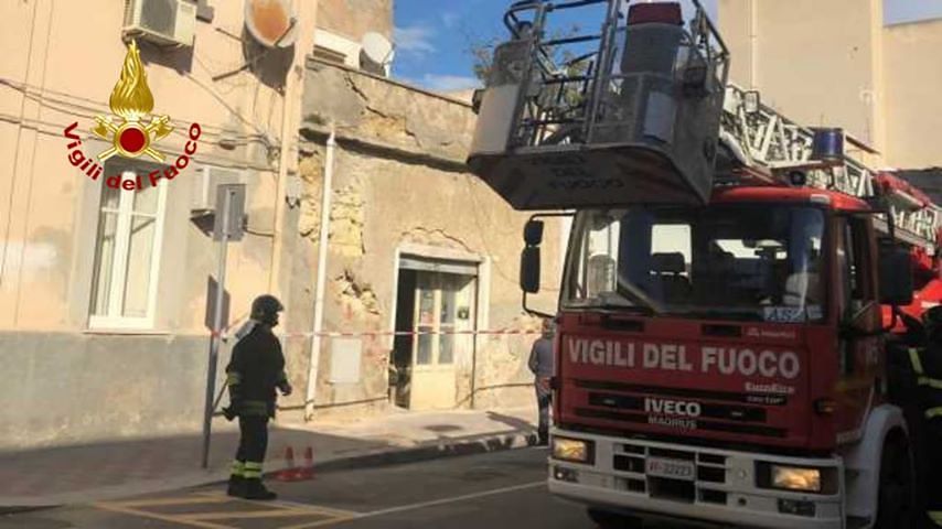 Crolla una casa a Cagliari, il cane salva per miracolo col suo fiuto un falegname