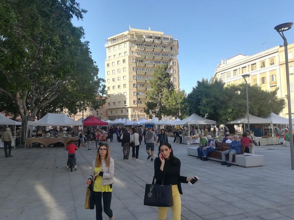 Cagliari, tensione in piazza Garibaldi: scenata di gelosia all’ex marito e botte all’ambulanza