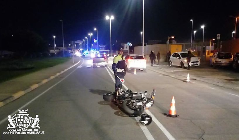 Cagliari, centauro investe due donne sulle strisce a Pirri: entrambe in ospedale