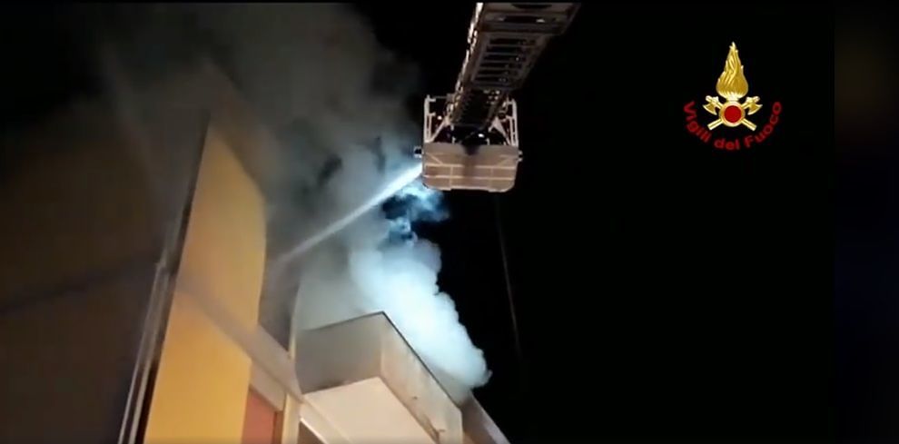 Dramma a Porto Torres, scoppia incendio in casa: muore 25enne, intossicata la madre