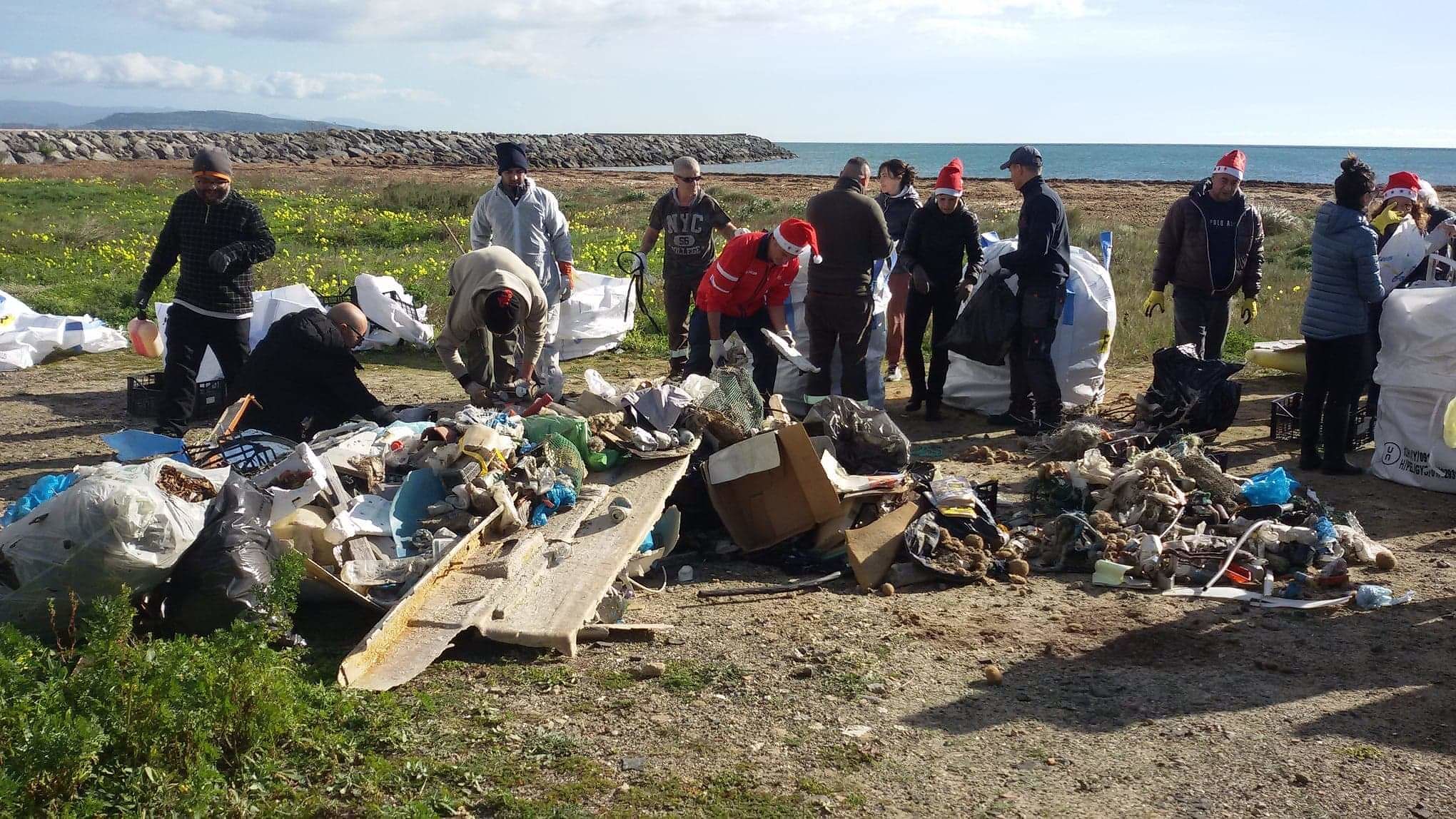 Cagliari, quattro tonnellate di rifiuti raccolti a Giorgino: il record dei Babbi Natale ecologici