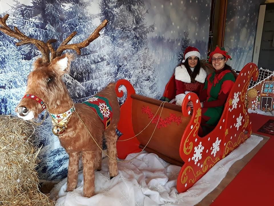 A Settimo c’è la casa di Babbo Natale: merito di due hobbiste, regali e personaggi in cartapesta