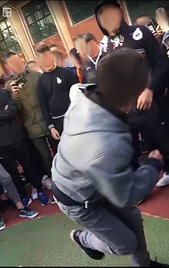 Rissa all’Alberghiero di Oristano, volano calci e pugni: centinaia di ragazzini filmano con lo smartphone