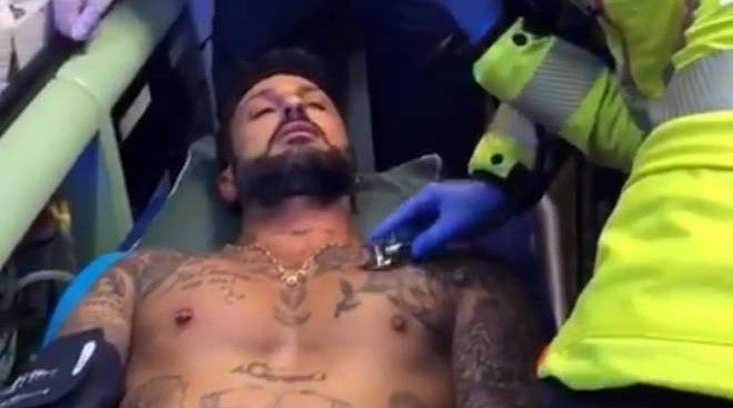 Fabrizio Corona assalito nel boschetto della droga: “Sì, erano in 4 armati di coltello”