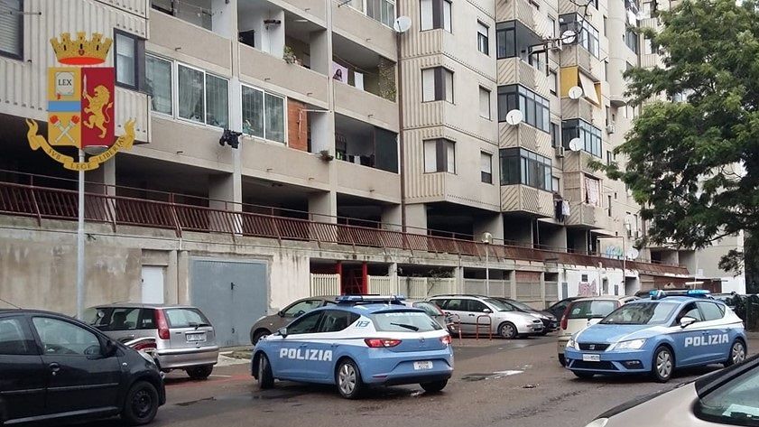 Cagliari, poliziotti nascosti nel palazzone a Sant’Elia: spacciatore pregiudicato in manette