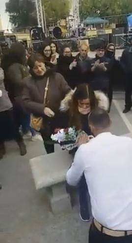 La nuova moda delle proposte di matrimonio in pubblico, a Guasila il commovente “sì” di Veronica a Giuseppe