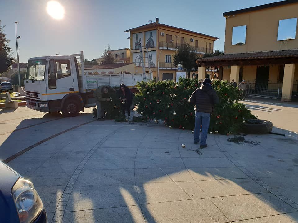San Sperate, un camion trancia le luminarie: Comune costretto a rimuovere l’albero di Natale