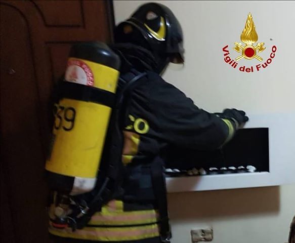 Paura ad Assemini: casa in fiamme per colpa di una stufa, una persona ustionata