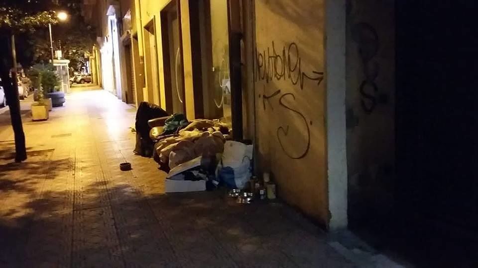 Cagliari, bivacco in via Dante. Il Comune getta la spugna: “Non riusciamo a mandar via il clochard”