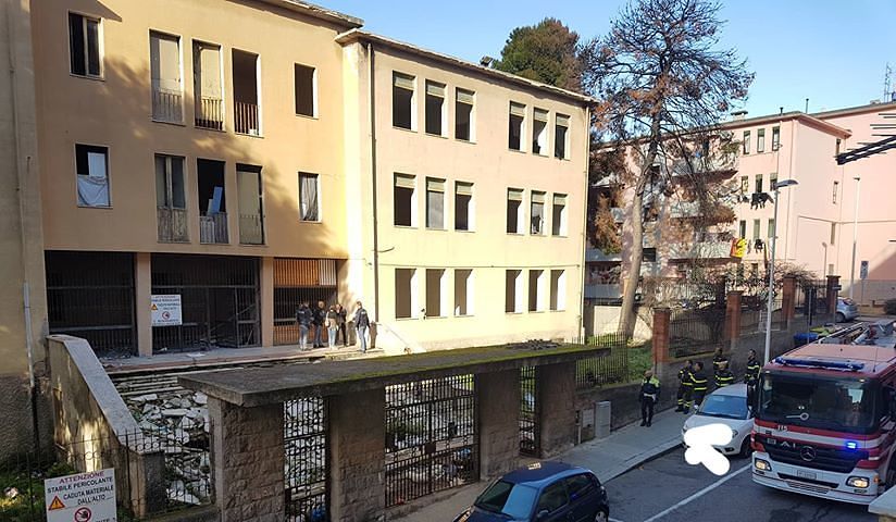 Cagliari, incendio in via Flumentepido: in fiamme l’ex scuola diventata covo di sbandati