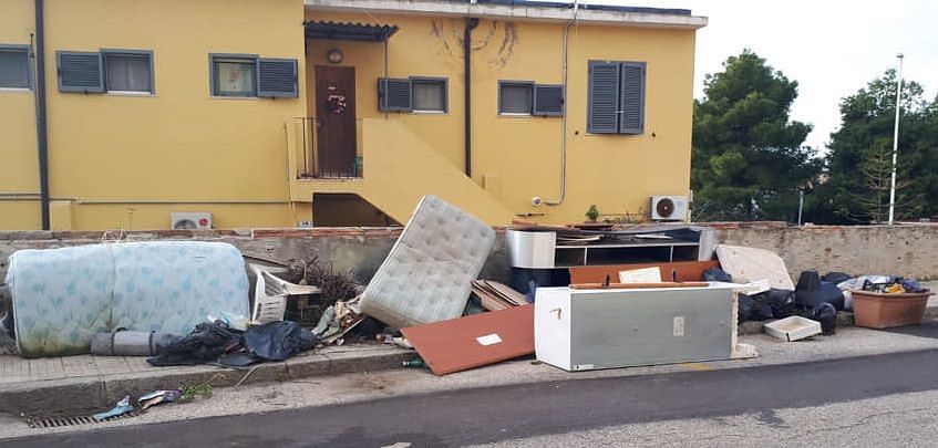 Cagliari, cumuli di rifiuti in strada a Sant’Elia: “Spazzatura sul marciapiede da un mese”
