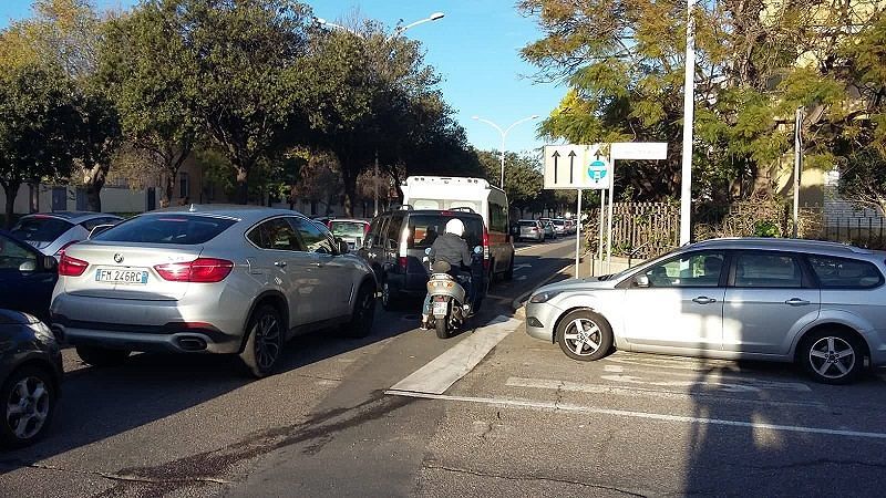 Cagliari, caos e traffico in tilt in viale Poetto