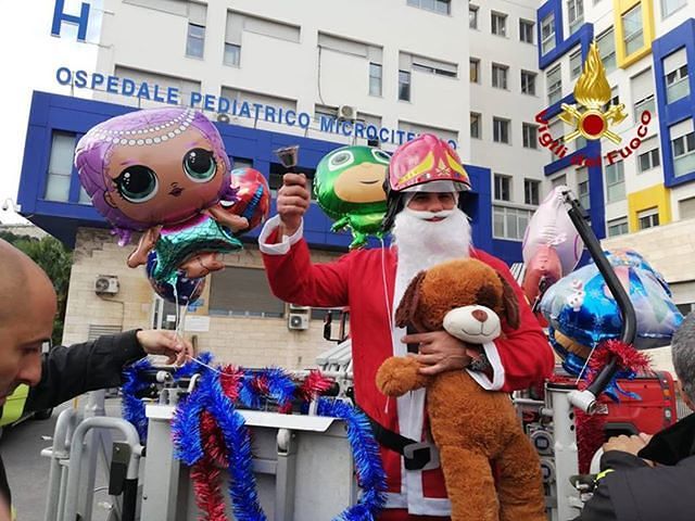 Cagliari, a Natale gli angeli dei vigili del fuoco fanno visita ai veri eroi: i bimbi del Microcitemico