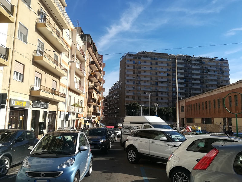 Cagliari, caos parcheggi a San Benedetto. Residenti furiosi: “Costretti a pagare per avere un posto”