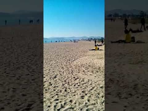 Primo gennaio 2019, 14 gradi e tutti al Poetto con gli sdrai a godersi un sole fantastico