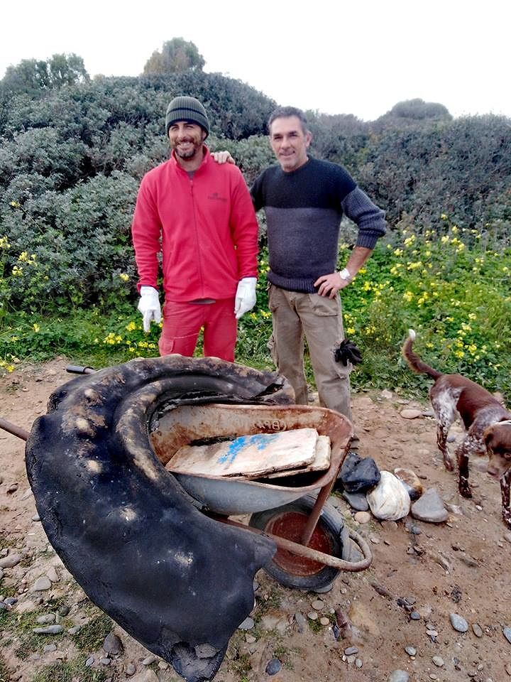 Porto Columbu, i volontari dal cuore d’oro ripuliscono la spiaggia: “Un immondezzaio tra sedili di auto e bottiglie di birra”