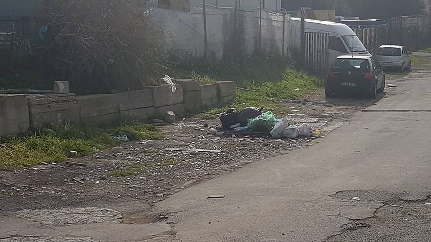 Cagliari, un mare di rifiuti invade San Michele: “Gli unici a festeggiare sono cornacchie e gabbiani”