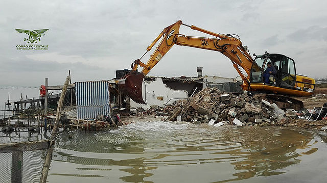Abusi edilizi a Santa Gilla e Molentargius, demolizioni in corso da parte dei Forestali
