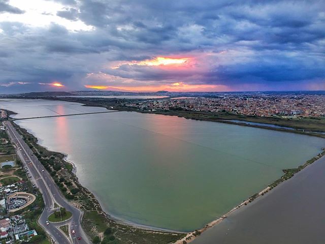 La magia di Cagliari nei tramonti mozzafiato ripresi dal drone
