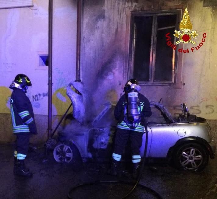 Nuoro, auto incendiata in via del Pozzo: indagini in corso