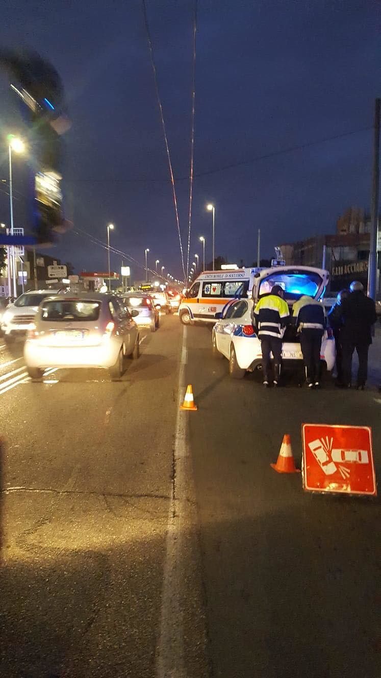 Cagliari, violento tamponamento in viale Marconi: mamma e figlia all’ospedale