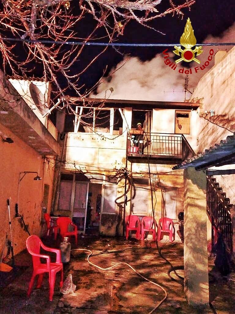 Villasor, scoppia incendio in casa nella notte: salvato un cane dalle fiamme