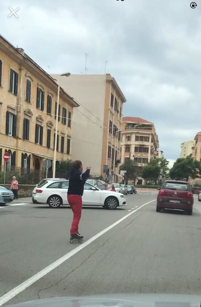 Cagliari, pattinatore scatenato nel traffico di San Benedetto