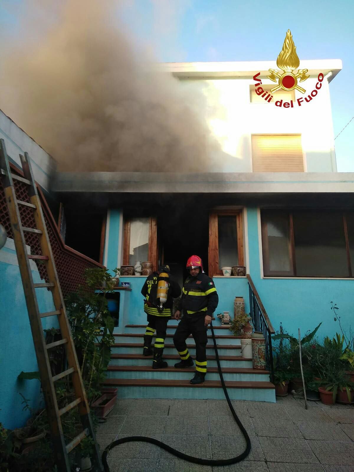 Scoppia incendio in casa a Villaputzu: anziana si salva salendo sul tetto