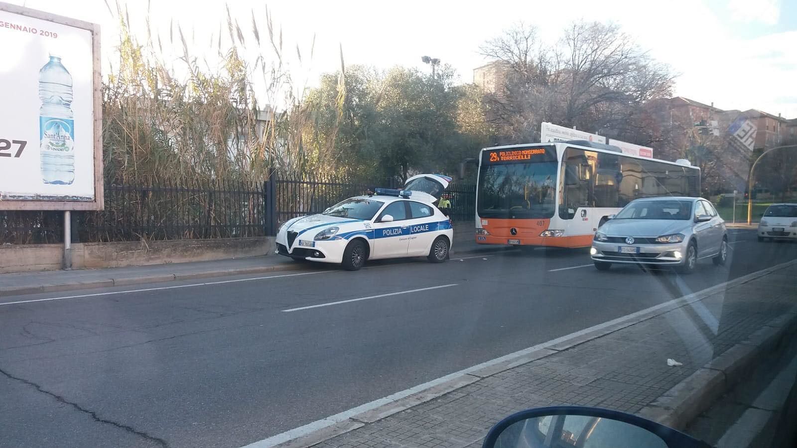 Cagliari, urtato dall’autobus mentre attraversa la strada: 15enne all’ospedale