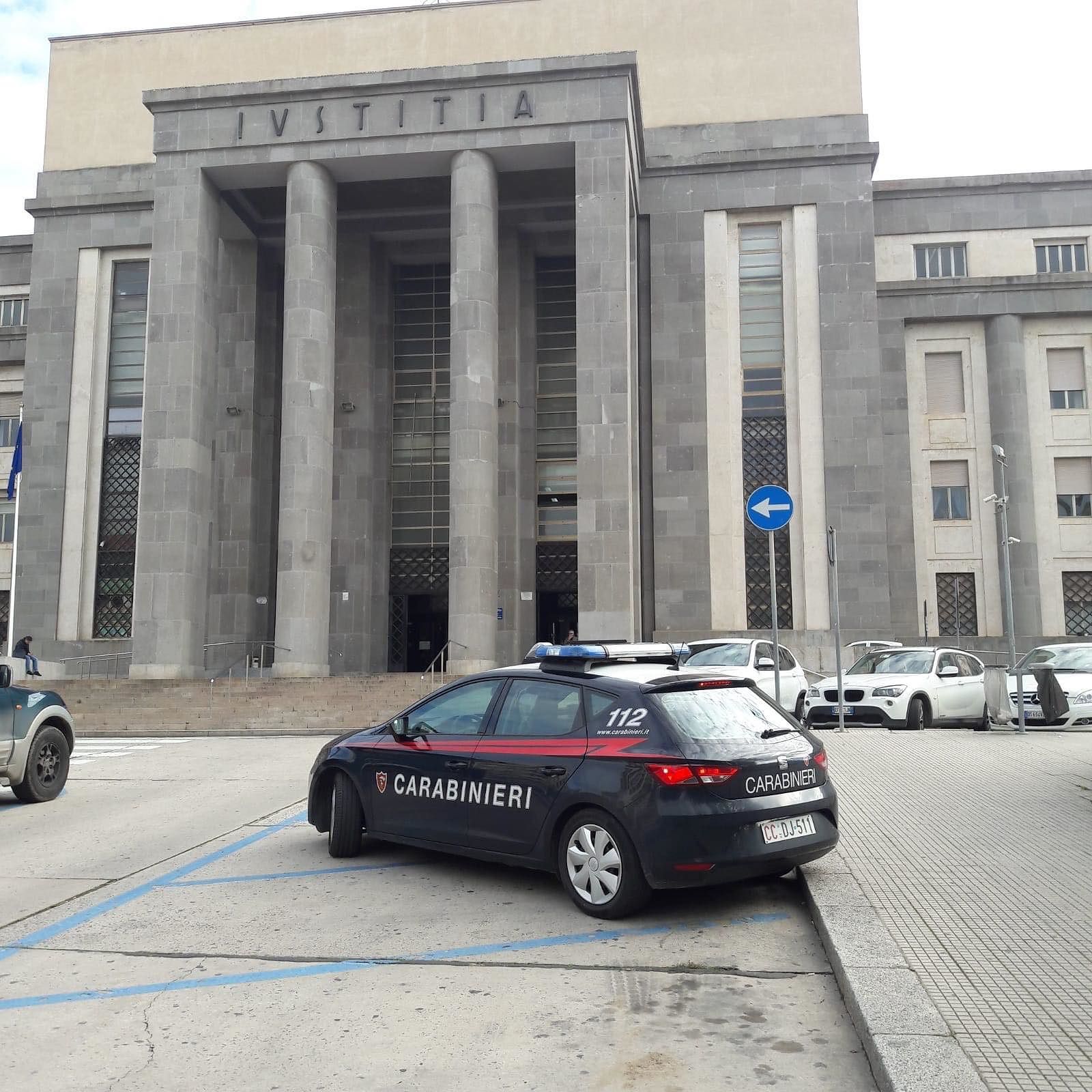 Cagliari, coppia ruba vestiti da un negozio la mattina poi torna anche la sera: arrestati