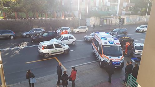 Cagliari, scontro tra auto in via Riva Villasanta: un ferito