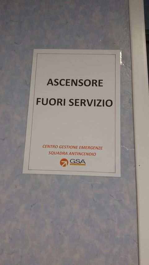Iglesias, disagi all’ospedale Santa Barbara: “L’unico ascensore funzionante si è rotto oggi”
